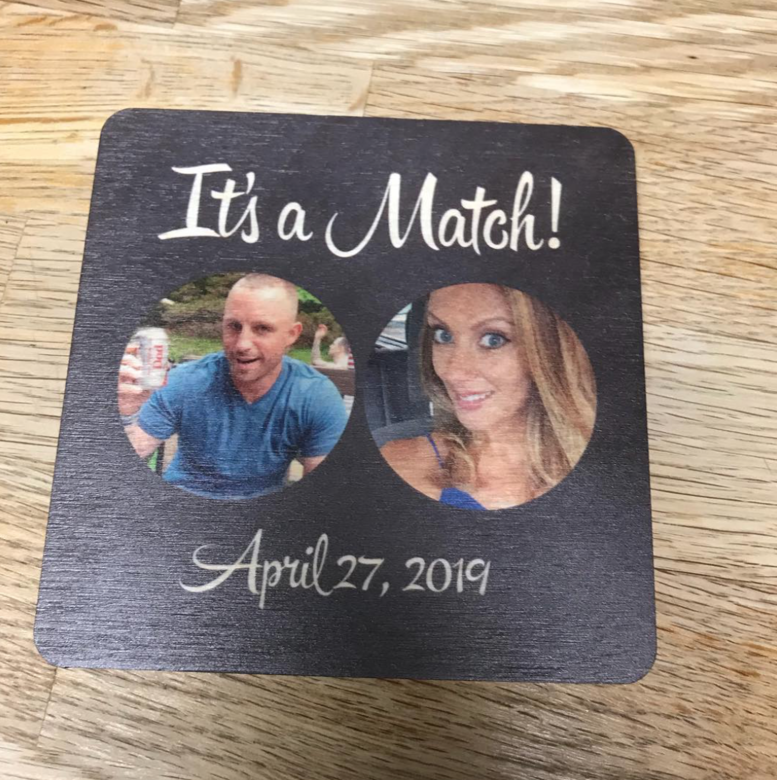 婚宴現場提供給賓客的糖霜餅乾,也都是以Tinder 中的功能和符號來設計。Instagram 婚宴現場提供給賓客的糖霜餅乾,也都是以Tinder 中的功能和符號來設計。Instagram