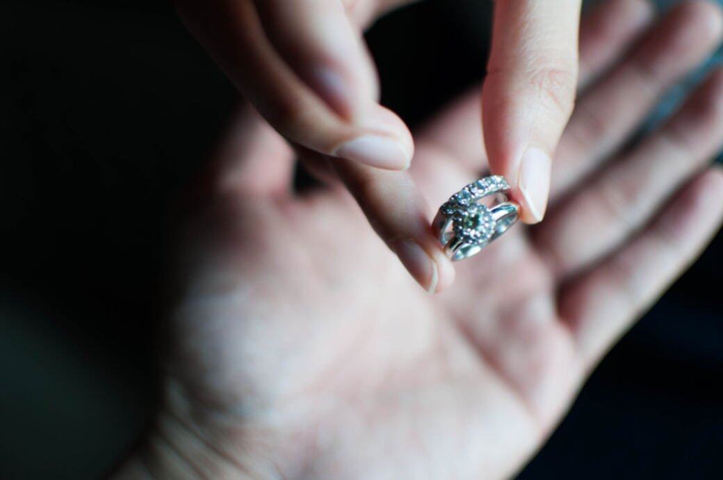 據我所知,新屋係朋友A爸爸買畀佢哋婚後住,女方話結婚前同媽媽暫住 據我所知,新屋係朋友A爸爸買畀佢哋婚後住,女方話結婚前同媽媽暫住