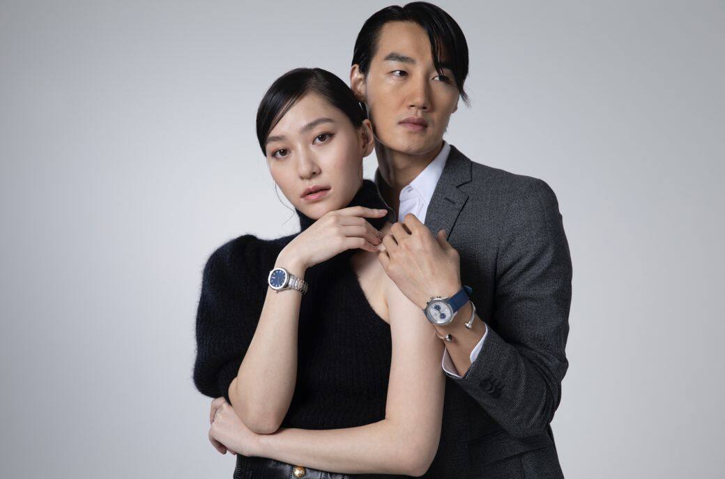 On Jenny:Piaget Polo Date 36mm鑽石鋼製腕錶斜肩針織上衣牛仔褲Both from Celine On Wang He :Piaget Polo