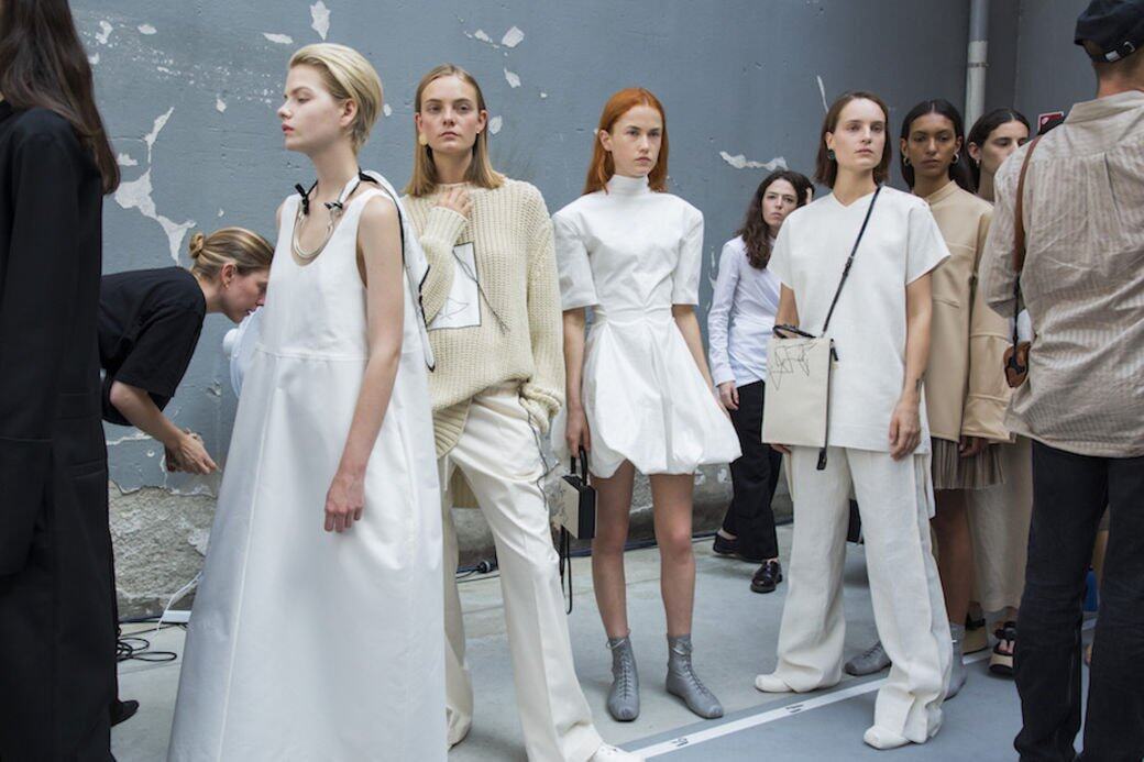 無論剪裁、顏色或者物料都十分明確的Jil Sander,今季極簡的設計亮相,看似需 無論剪裁、顏色或者物料都十分明確的Jil Sander,今季極簡的設計亮相,看似需
