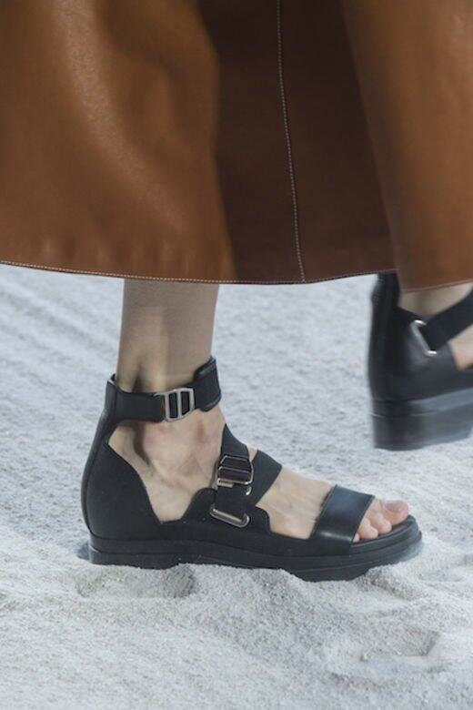羅馬涼鞋的回歸羅馬鞋似乎每到春夏季就要回歸一次，而這次更是Hermès