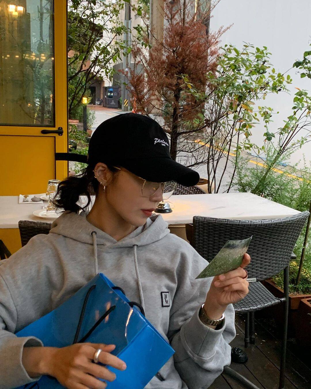 IU這樣穿太美了！韓星都愛上「棒球帽＋洋裝」穿搭術 只需掌握一關鍵 | ET Fashion | ETtoday新聞雲
