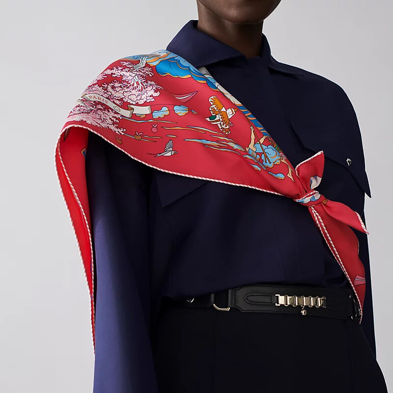 Hermès絲巾5款經典綁法：作為上衣裝飾孭帶