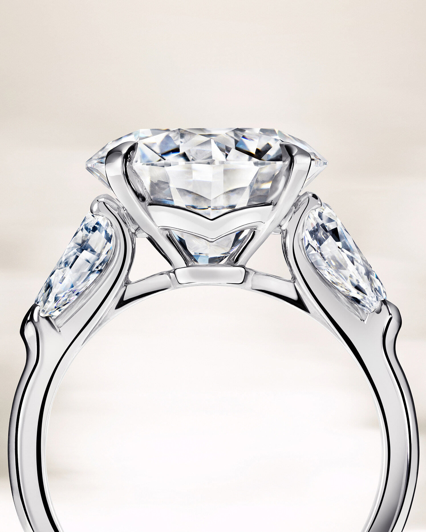 Graff重新演繹優雅雋永的Promise鑲嵌設計珠寶與全新婚嫁廣告同步登場。