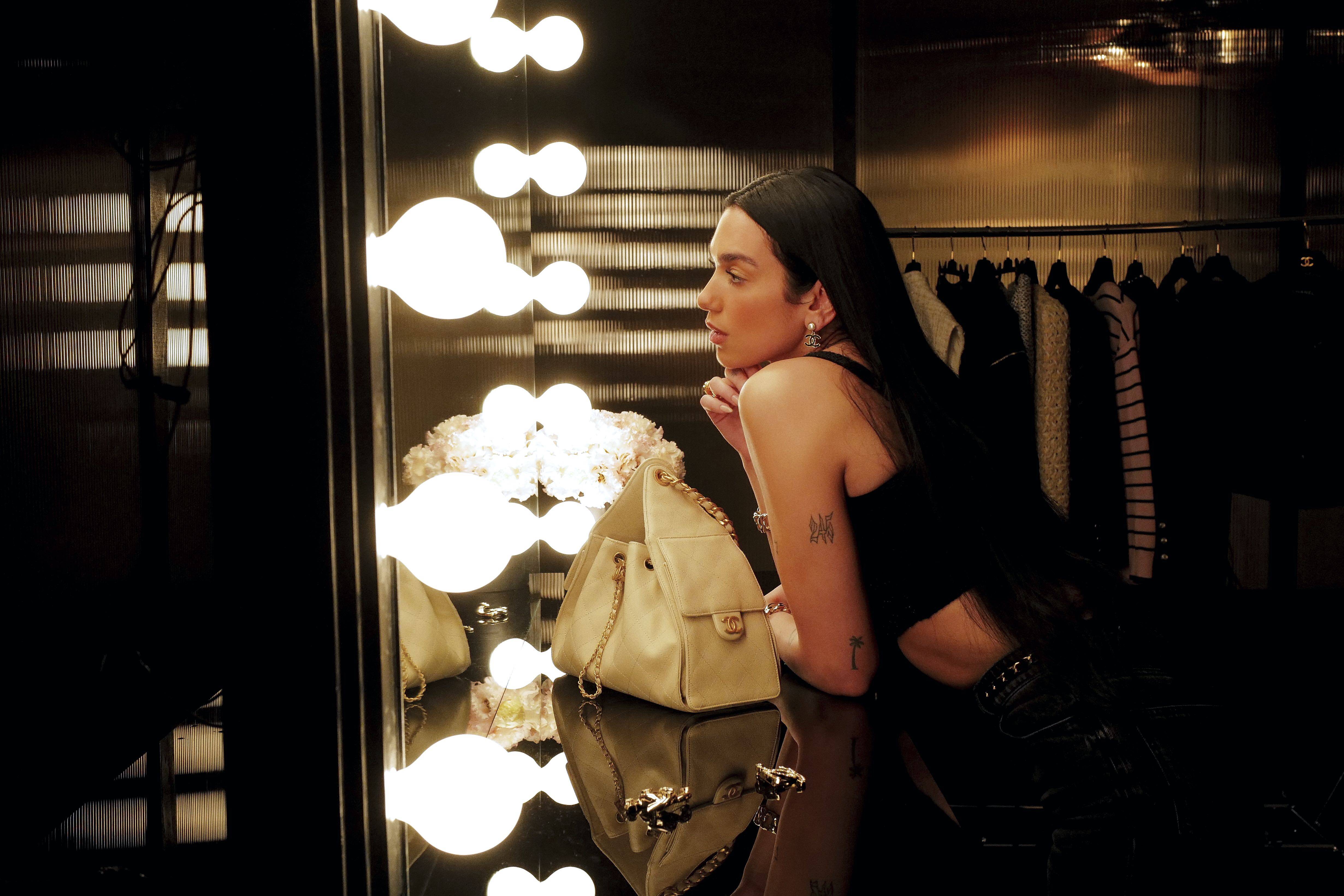 最新Chanel IT bag出爐！Jennie和Dua Lipa齊成Chanel 25手袋廣告主角！