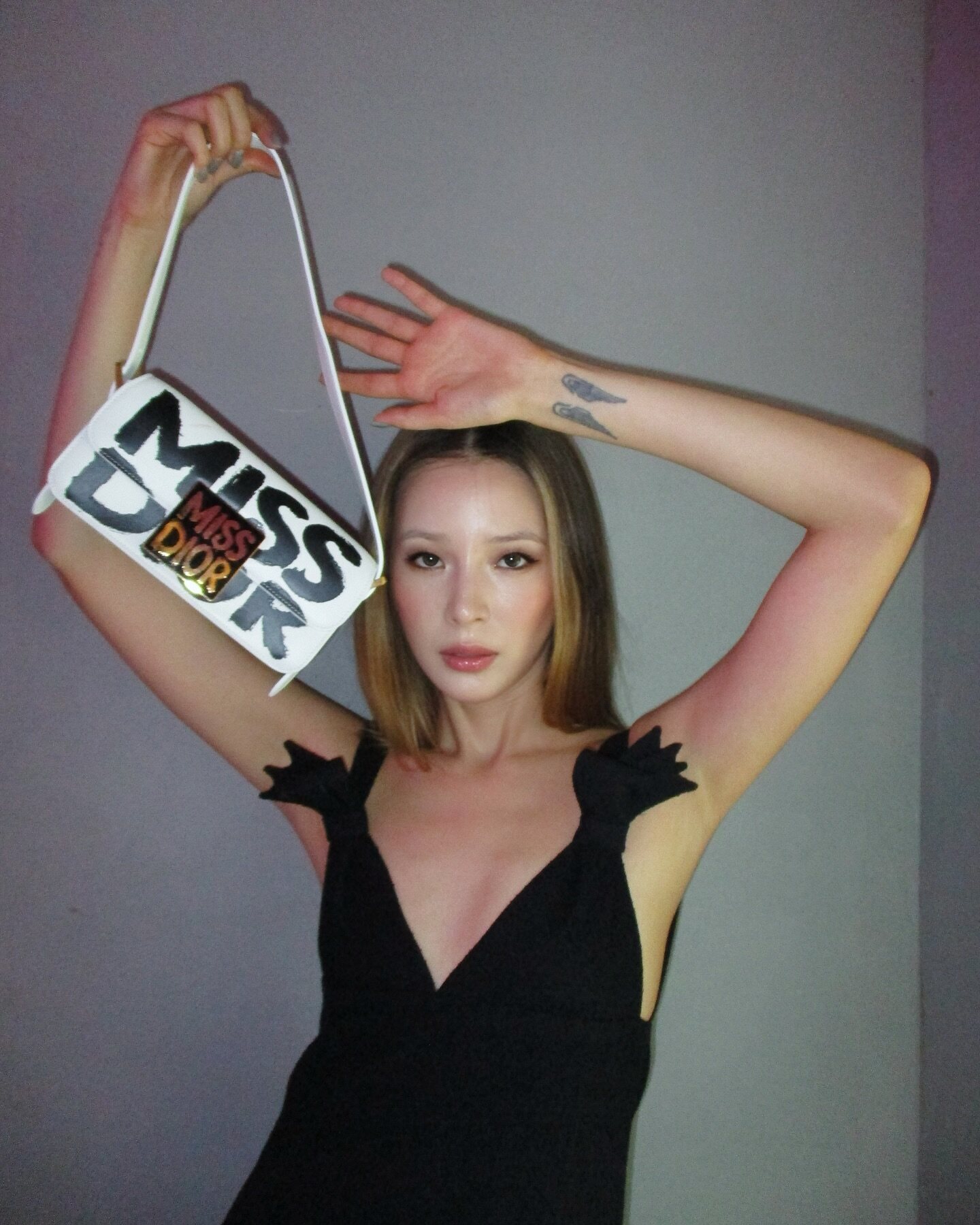 經典標誌引發「Miss Dior」狂熱！時尚名人明星都這樣穿！