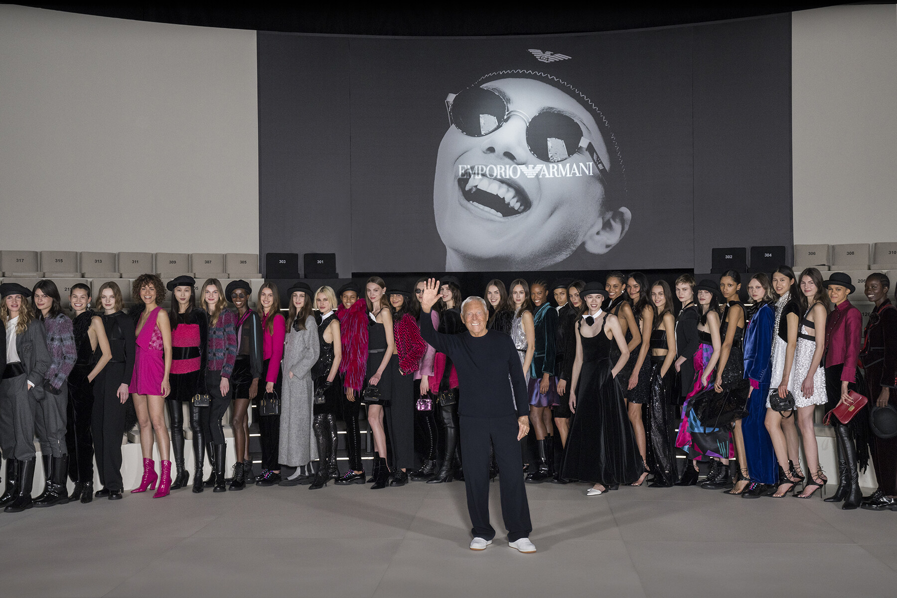 源自戲劇的時尚意趣!Emporio Armani 2023/24秋冬女裝系列 源自戲劇的時尚意趣!Emporio Armani 2023/24秋冬女裝系列