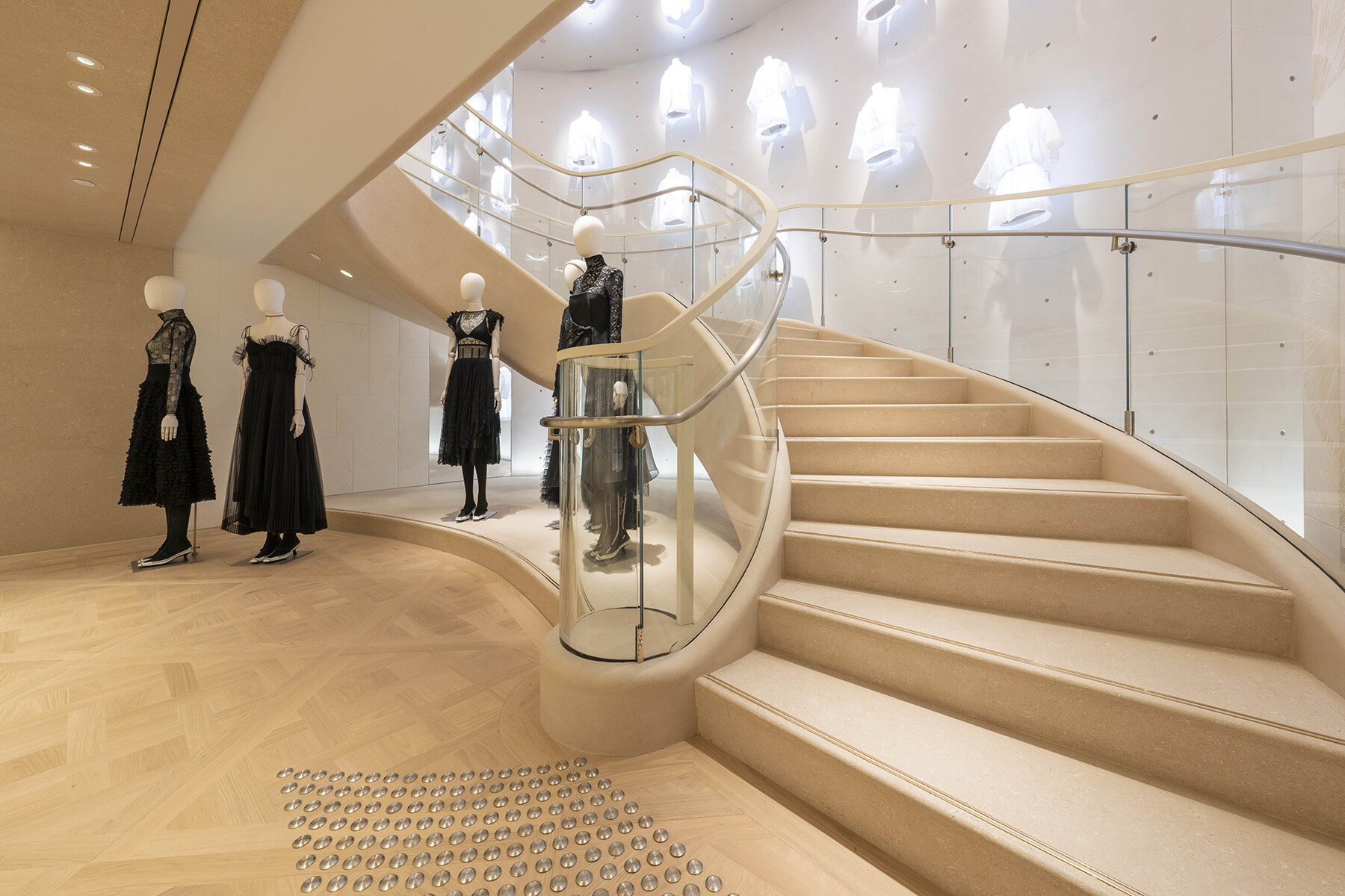 店內裝潢糅合品牌源自巴黎的典雅傳統以及雋永的現代風格。