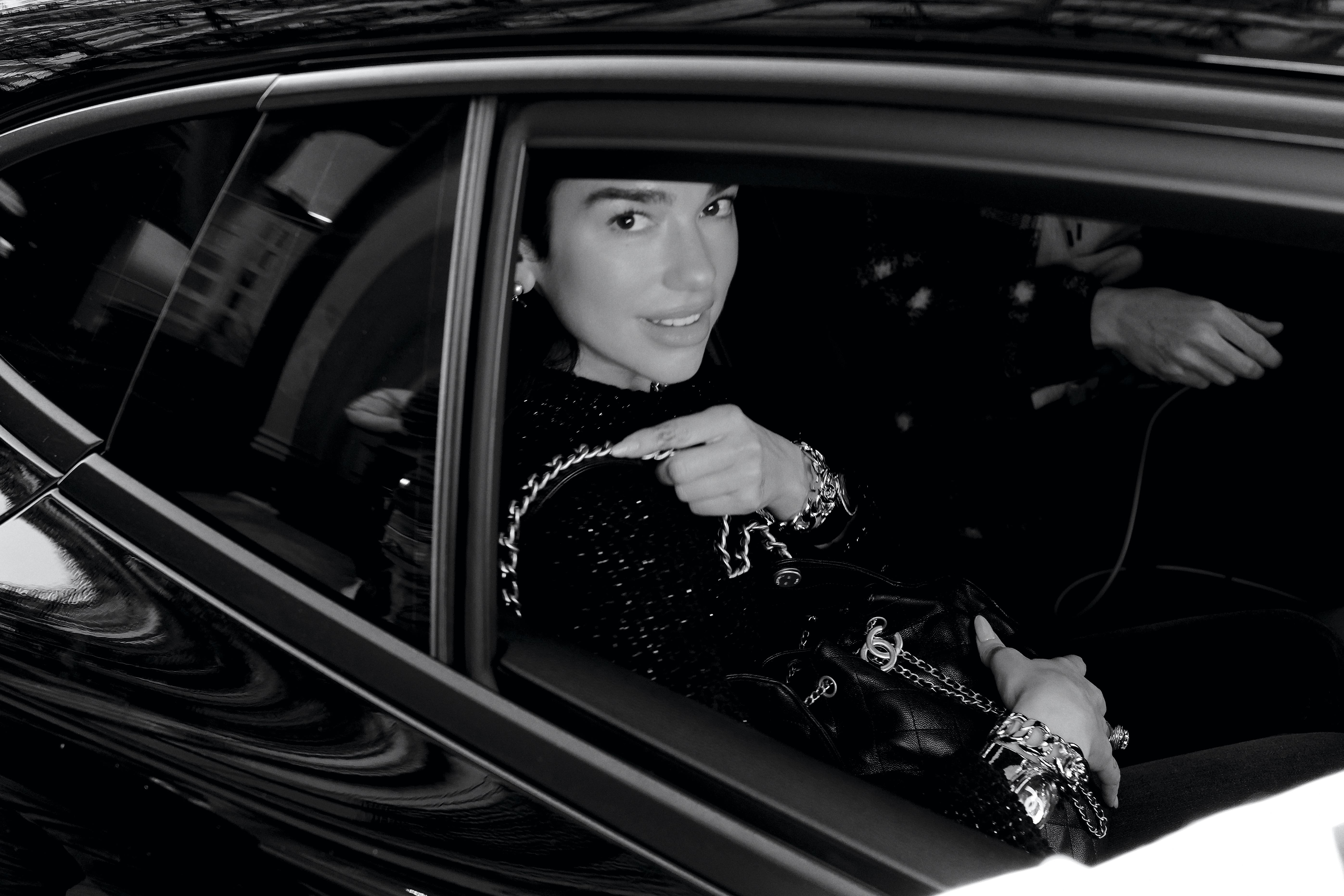 最新Chanel IT bag出爐！Jennie和Dua Lipa齊成Chanel 25手袋廣告主角！