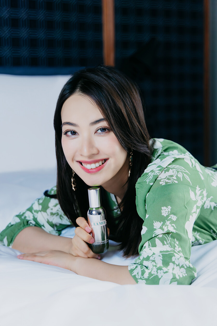 知性女神朱千雪認證的 La Mer 全新提升緊緻精華，喚醒肌膚年輕記憶，一週無痛提拉緊緻