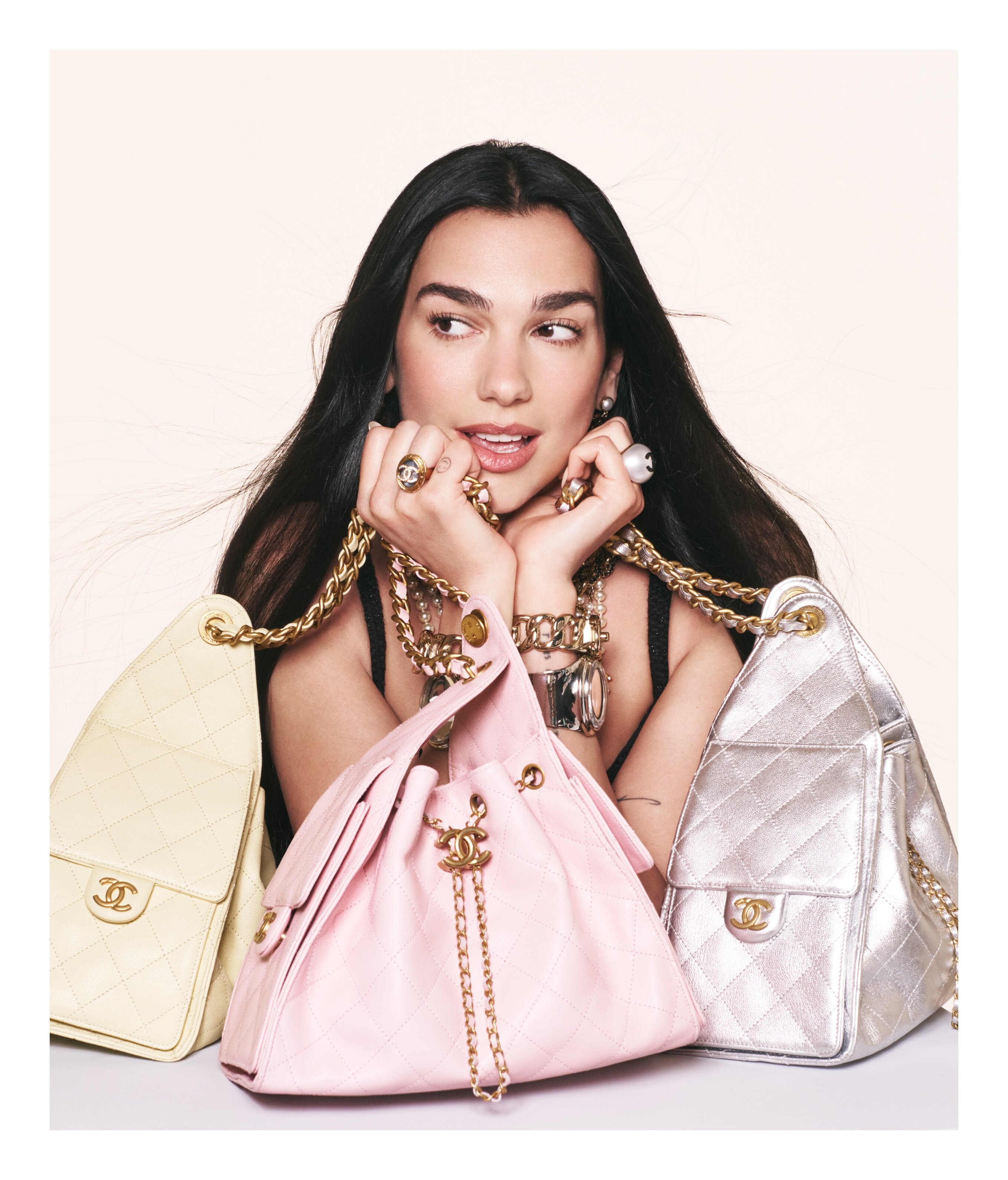 最新Chanel IT bag出爐！Jennie和Dua Lipa齊成Chanel 25手袋廣告主角！