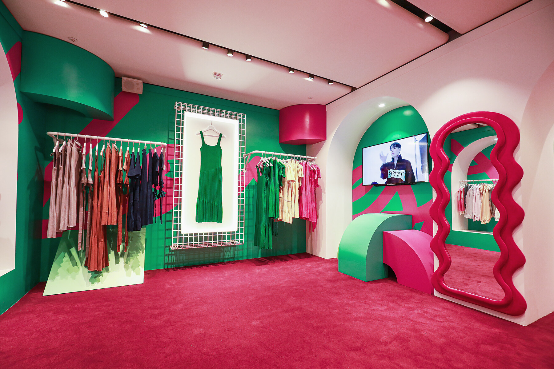 一樓的The Fashion Closet展示了ESPRIT新系列的主打設計。