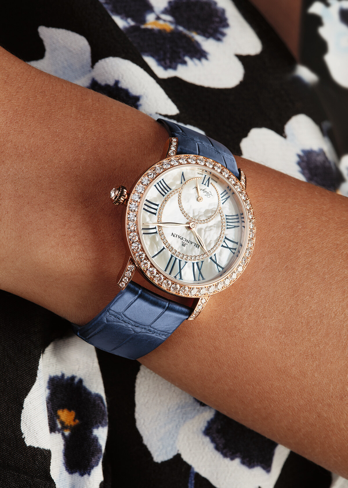 Ladybird Colors錶圈上與錶盤上的美鑽璀璨矚目。