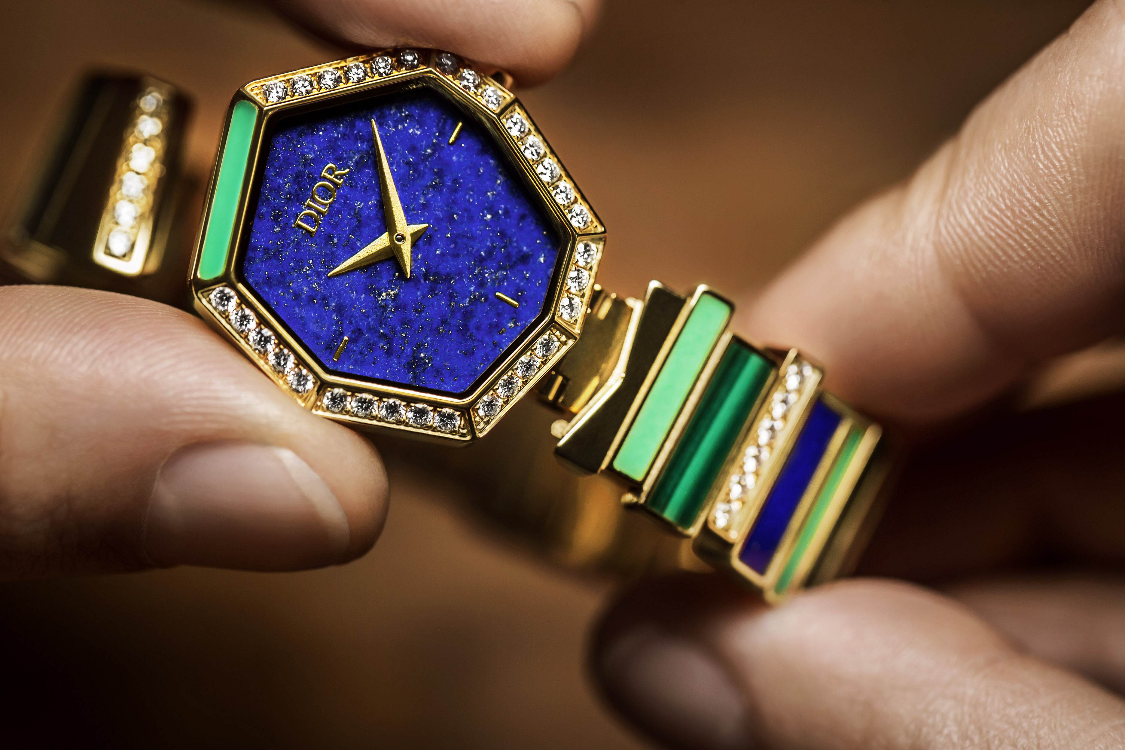 一如Victoire de Castellane所言，Gem Dior的腕錶新作是可以顯示時間的珍貴手鐲。
