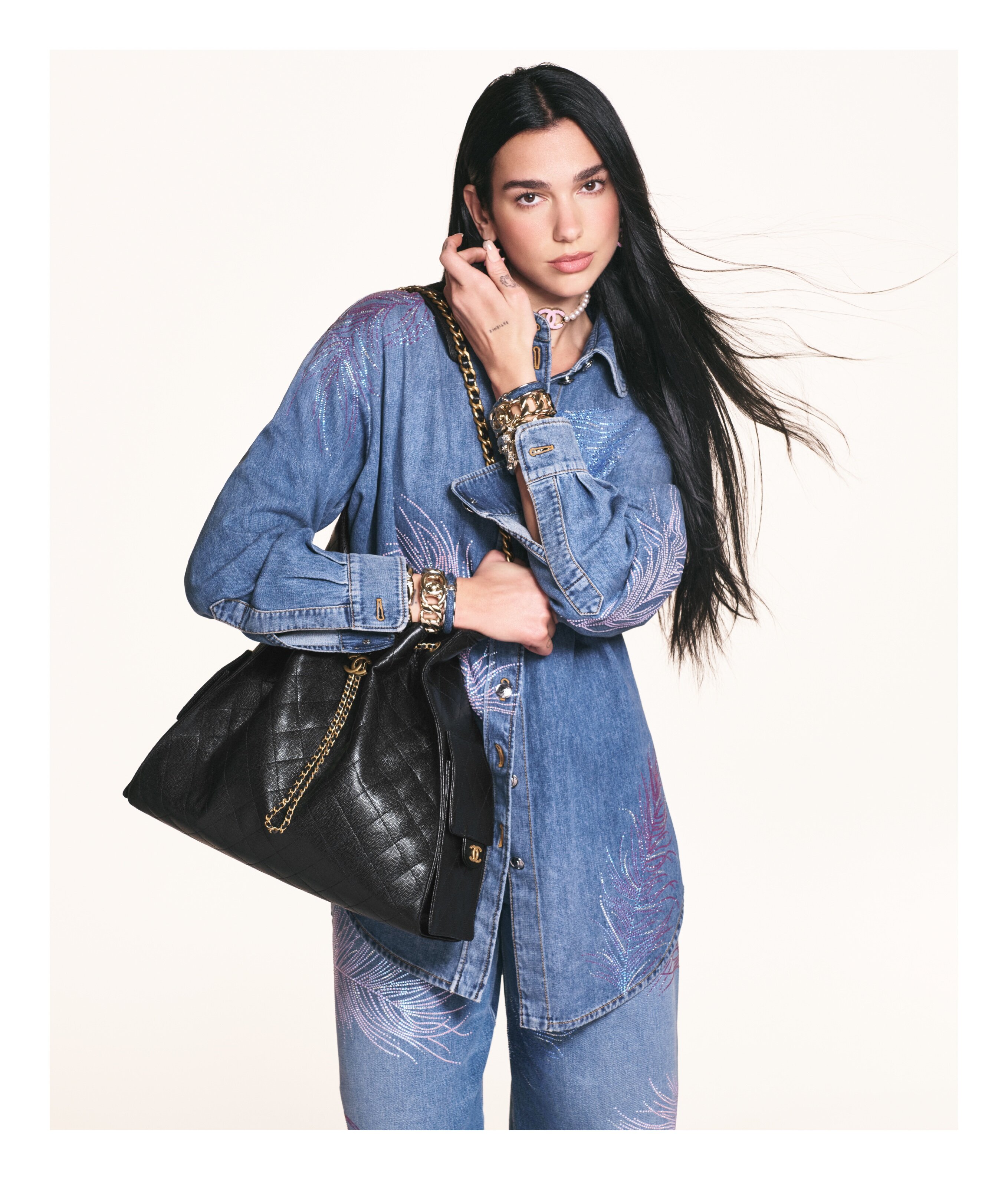 最新Chanel IT bag出爐！Jennie和Dua Lipa齊成Chanel 25手袋廣告主角！