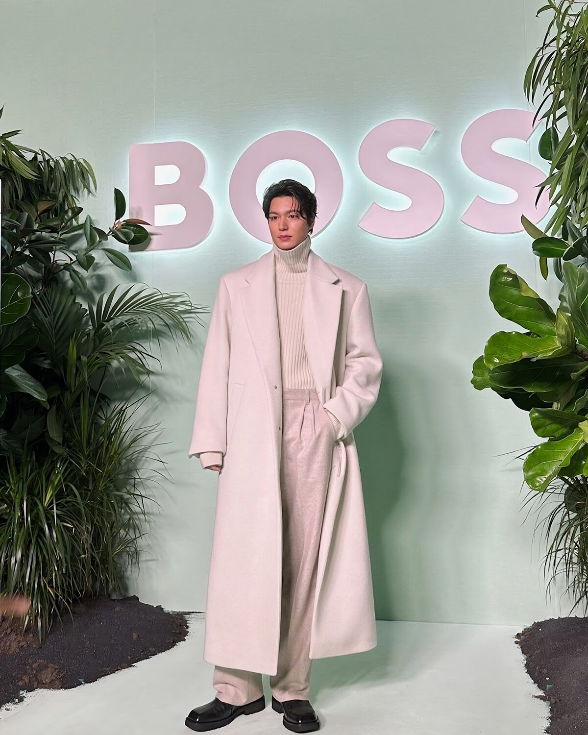 米蘭時裝周︰BOSS 2023秋冬系列在科技烏托邦傳承正裝魅力