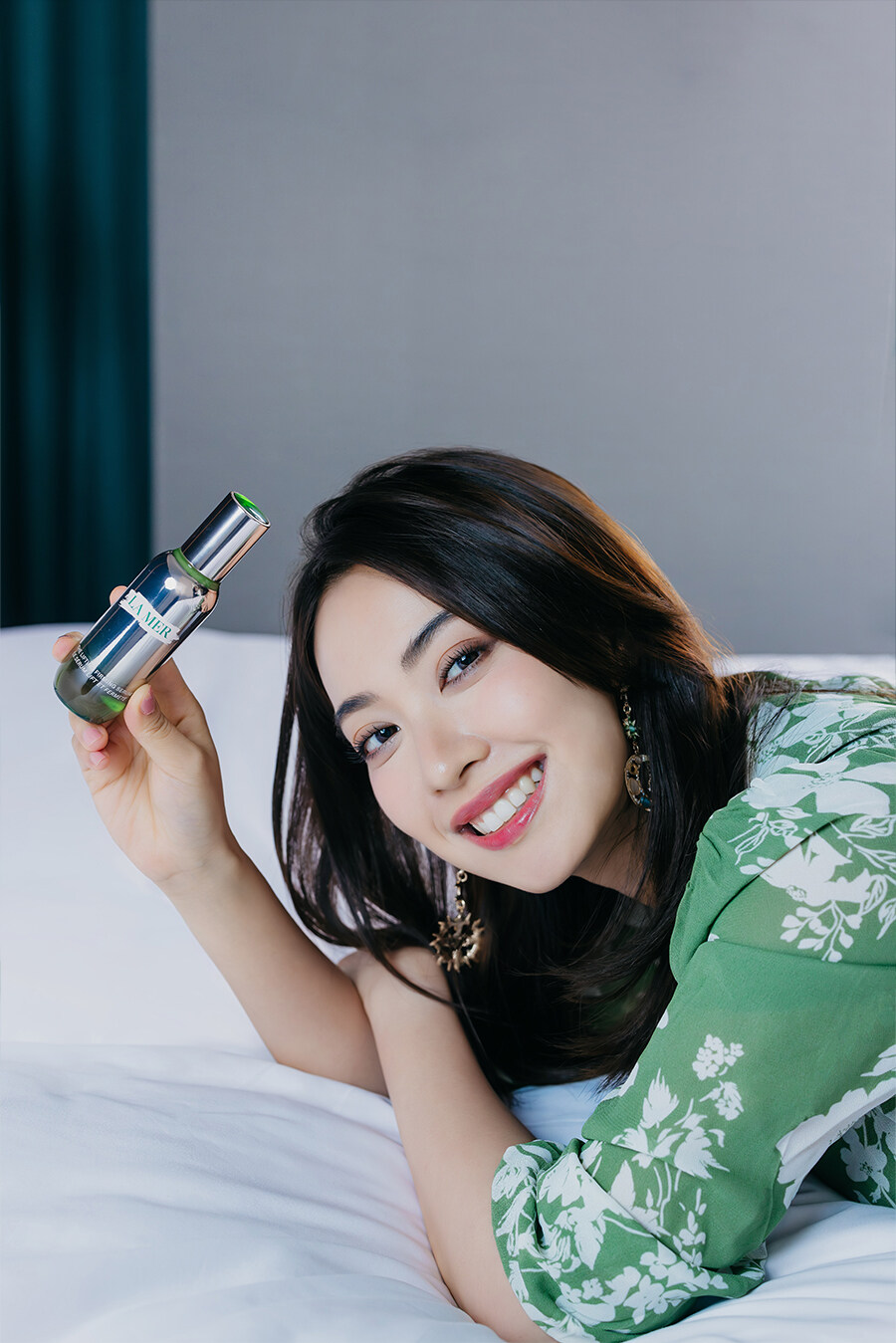 知性女神朱千雪認證的 La Mer 全新提升緊緻精華，喚醒肌膚年輕記憶，一週無痛提拉緊緻