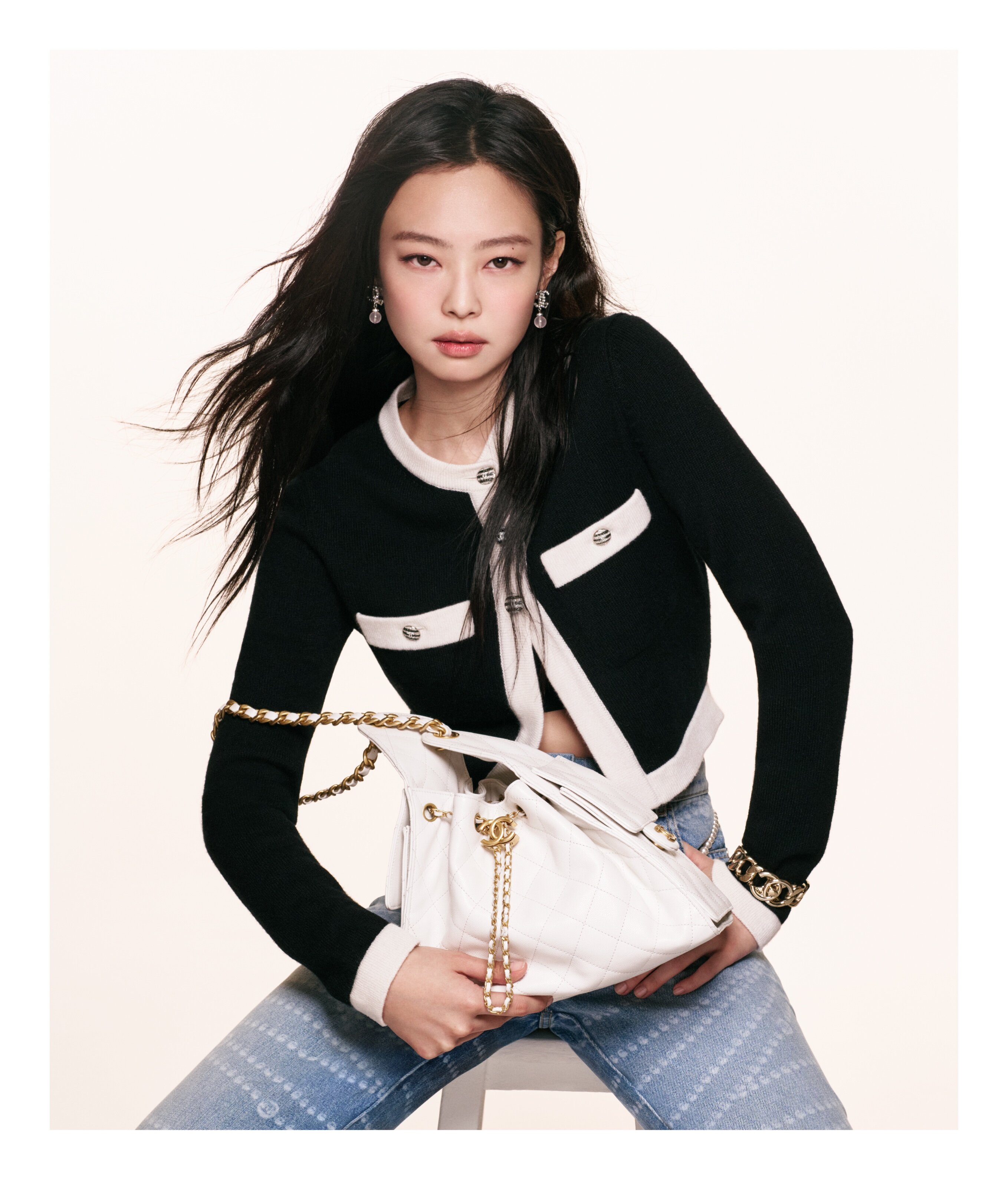 最新Chanel IT bag出爐！Jennie和Dua Lipa齊成Chanel 25手袋廣告主角！