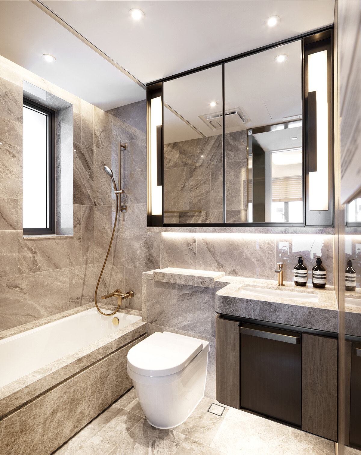 大部份單位浴室為明廁設計，以仿雲石紋理瓷磚打造牆身及地台。