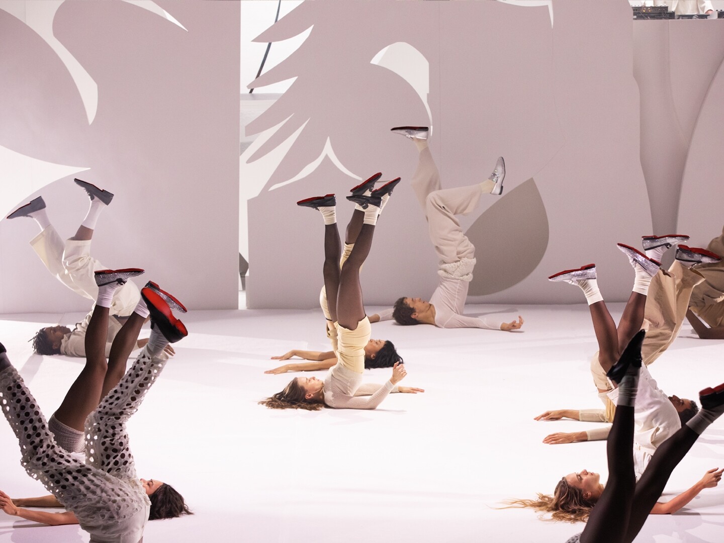 【2024秋冬巴黎時裝周】Christian Louboutin呈獻《The Loubi Show》歌舞盛會發布最新女裝系列