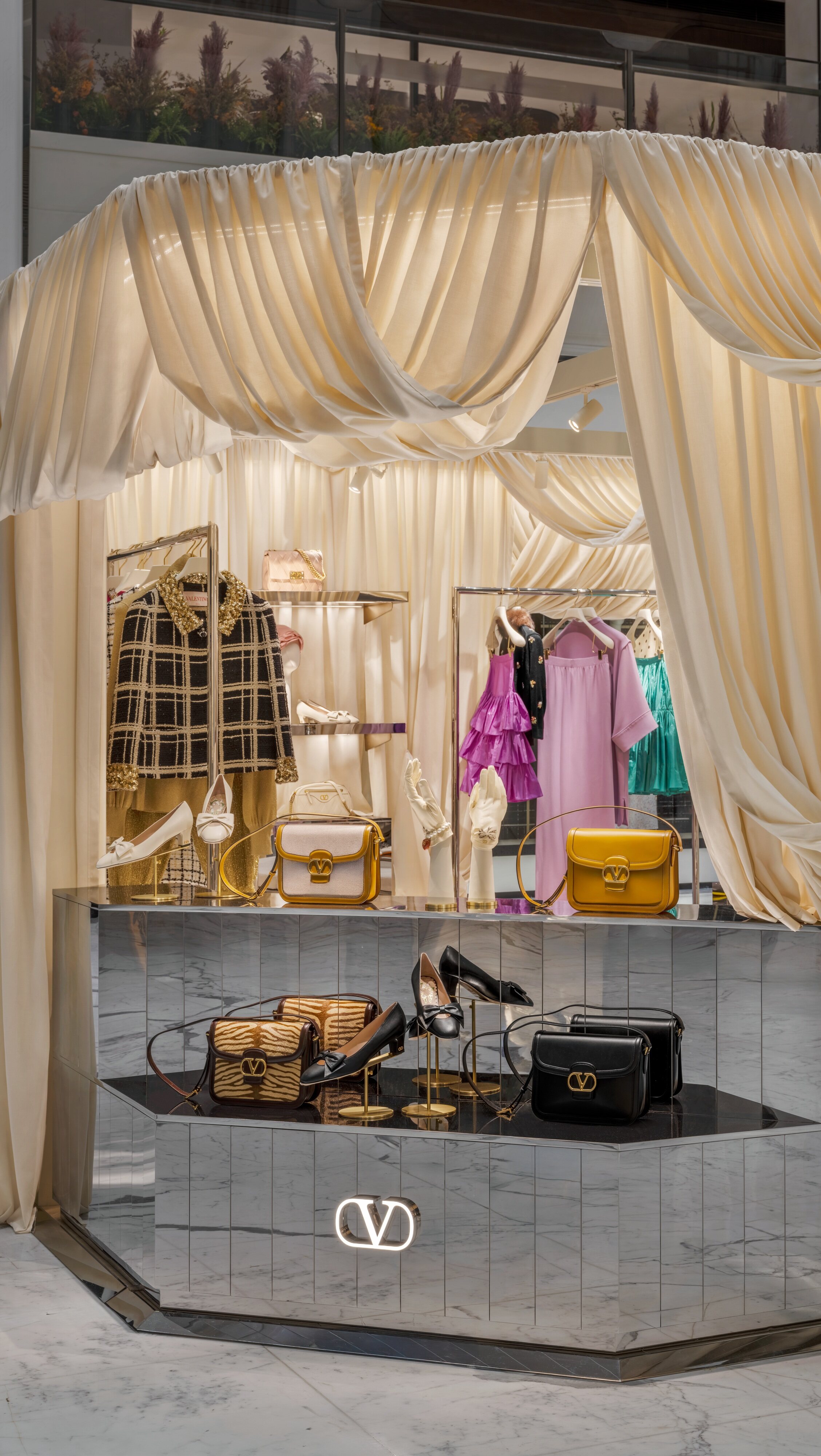 張柏芝、品牌大使楊紫時尚現身！Valentino 2025早春系列限時概念店登陸北京