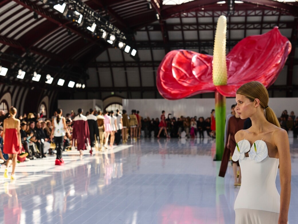 【2023春夏巴黎時裝周】Loewe SS23暢遊於天馬行空的紅掌異想世界 【2023春夏巴黎時裝周】Loewe SS23暢遊於天馬行空的紅掌異想世界