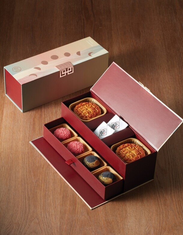 這個雜錦月餅禮盒包括了2件傳統雙黃白蓮蓉月餅、2件迷你麻辣藤椒