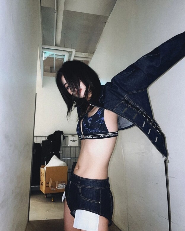 (G)I-DLE 的Rapper 隊長田小娟女王氣場十足，破格造型把低腰褲話題帶起來！