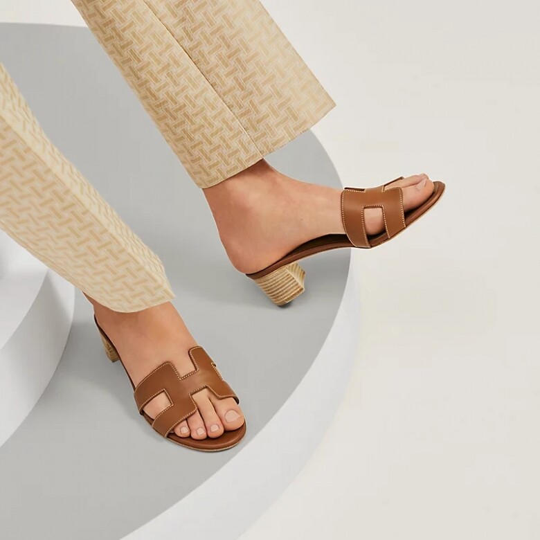 Hermès Oran Sandals除了平底版，更有5cm高踭款，適合嬌小玲瓏的女生。按此了解Herm