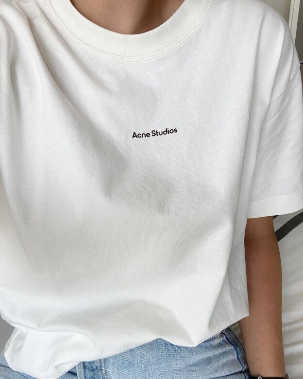Jil Sander 的 Logo Tee原來是長青款？盤點10款極簡穿搭白上衣之夏日選！