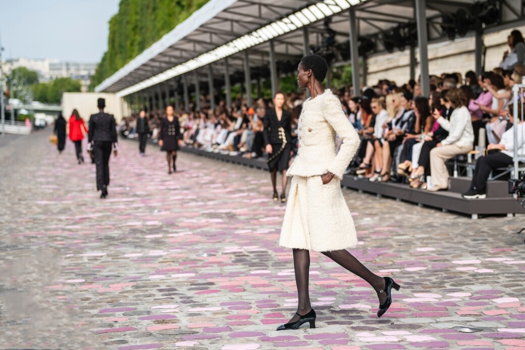 這就是Chanel形容的巴黎女人個性魅力！Chanel 2023/24 秋冬高級訂製服系列