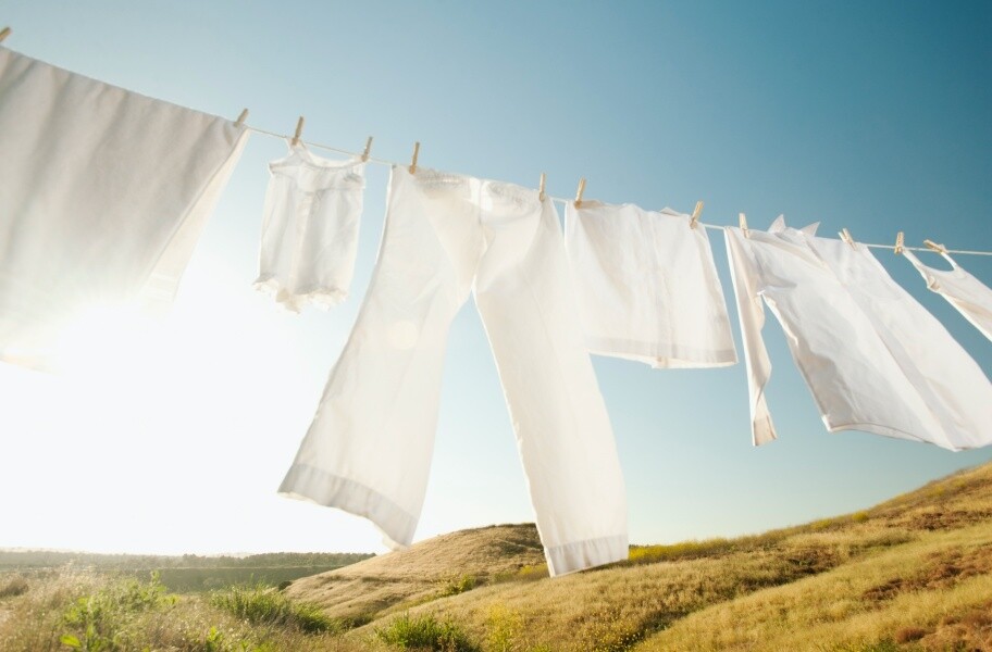 白色衫變灰如何洗？洗衣標籤破解白衫不能放機洗謎思！6個超實用洗衣步驟讓白衣物全新