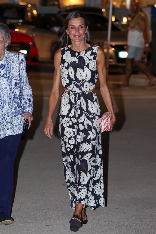 西班牙王后以平價品牌展現優雅魅力！50歲Letizia Ortiz凍齡穿搭被封「最美王后」！