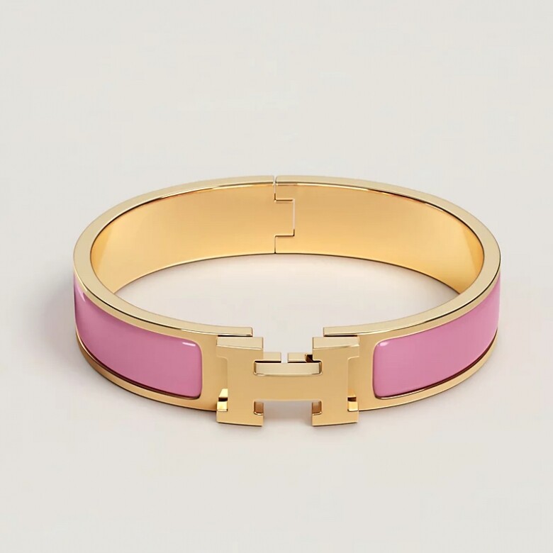 闊12mm的Hermès Clic H 玫瑰金搪瓷手鐲低調奢華，粉紅色的手鐲非常適合日