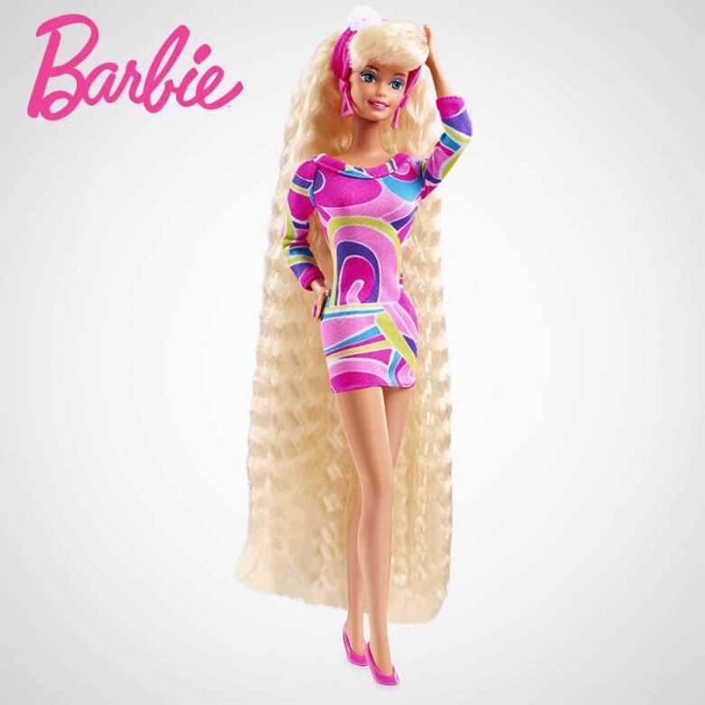 去看《Barbie芭比》穿什麼？Margot Robbie以90年代Chanel、Versace 戲外極致還原Barbie！芭比穿搭完全指南！