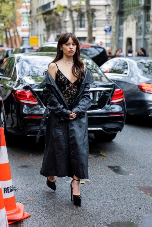 Jenna Ortega：蕾絲連身裙搭配黑色大衣
