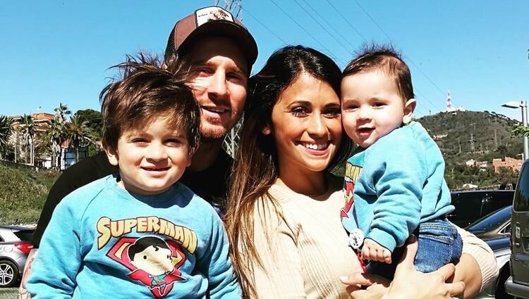 在2010年世界盃後，Antonella作出了一個重大的決定：她跟隨美斯搬到西班牙，放棄在阿根廷的一切，與美斯展開同居的生活，照顧美斯的生活，她讓他專心足球事業。此時他們早已公開戀情，在2012年11月，兩人的第一個孩子Thiago出生，在2015年初，他在網上公布自己會再次當爸，第二位孩子Mateo也在2015年9月出生。