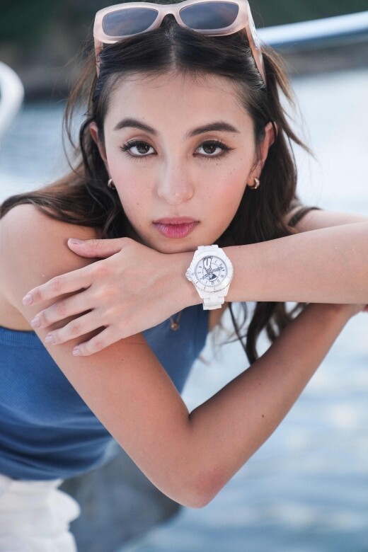 純白腕錶掀起極簡風格魅力，Chanel J12 La Pausa為你打造夏日清新造型！