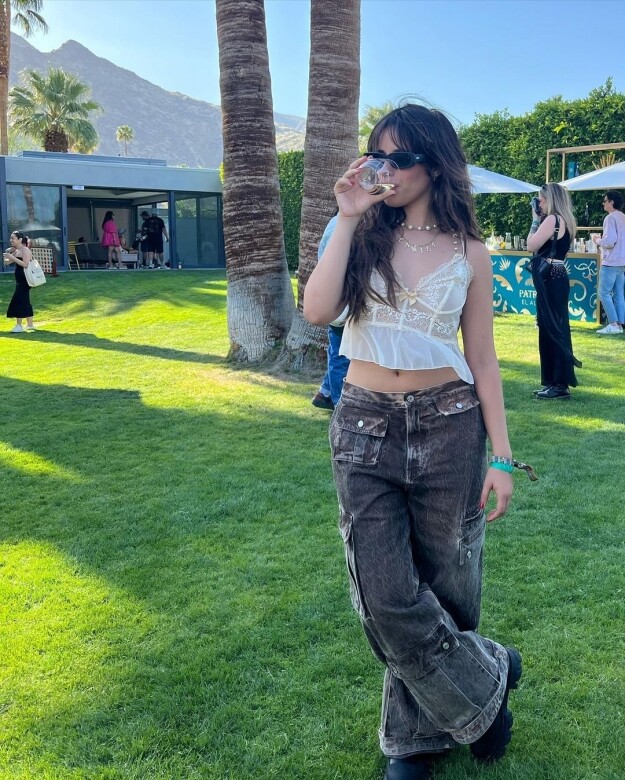 Camila Cabello：性感蕾絲背心+洗水牛仔褲