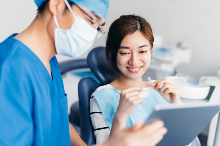 由於每個人的牙齒情況都不同，所以無論進行傳統或透明牙箍療程前，都應該先咨詢牙醫的專業意見。
