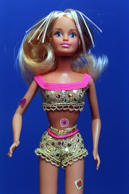 《﻿Barbie》芭比電影幕後冷知識揭密！Margot Robbie泳衣藏玄機、致敬90年代Chanel