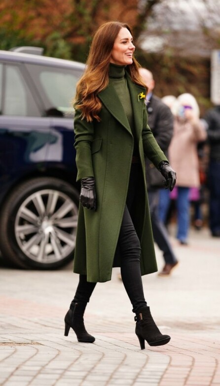 墨綠色大衣也同樣自帶高級感，凱特皇妃一身墨綠色毛衣外加同色長大衣，搭配真皮手套和高跟短靴，氣場十足。