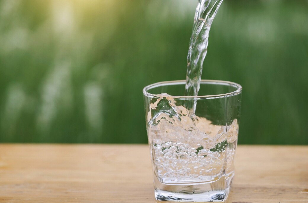 炎熱天氣下喝冰水還是溫水更解渴? 飲冰水溫水的優缺點是什麼？
