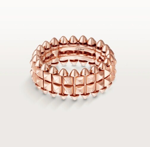 Clash de Cartier 戒指以代表不羈型格的方釘為設計的主要靈感，採用玫瑰金材質，突顯女士高貴優雅的魅力。