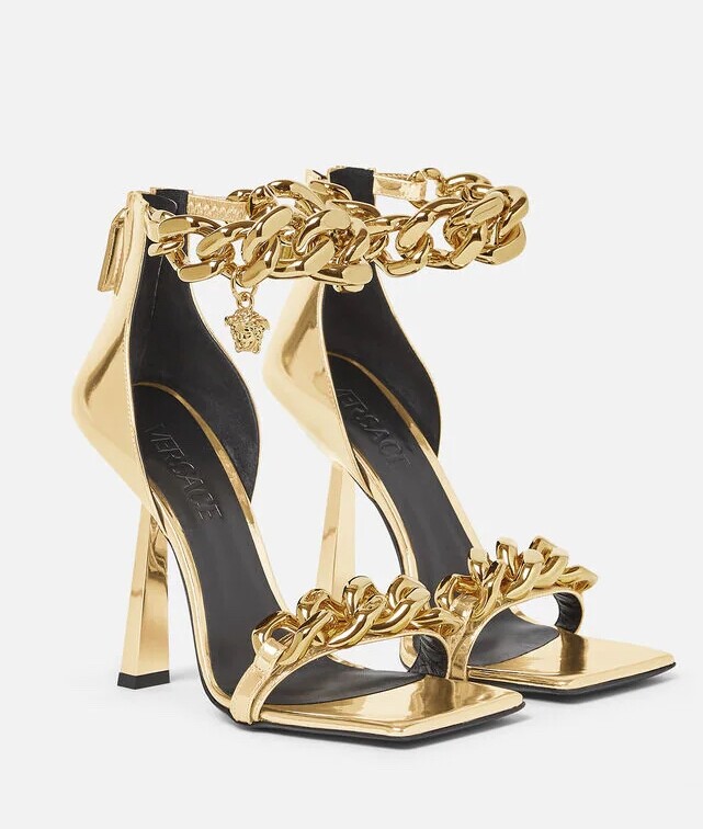 2023春夏金色鞋款： Versace鎖鏈高跟涼鞋