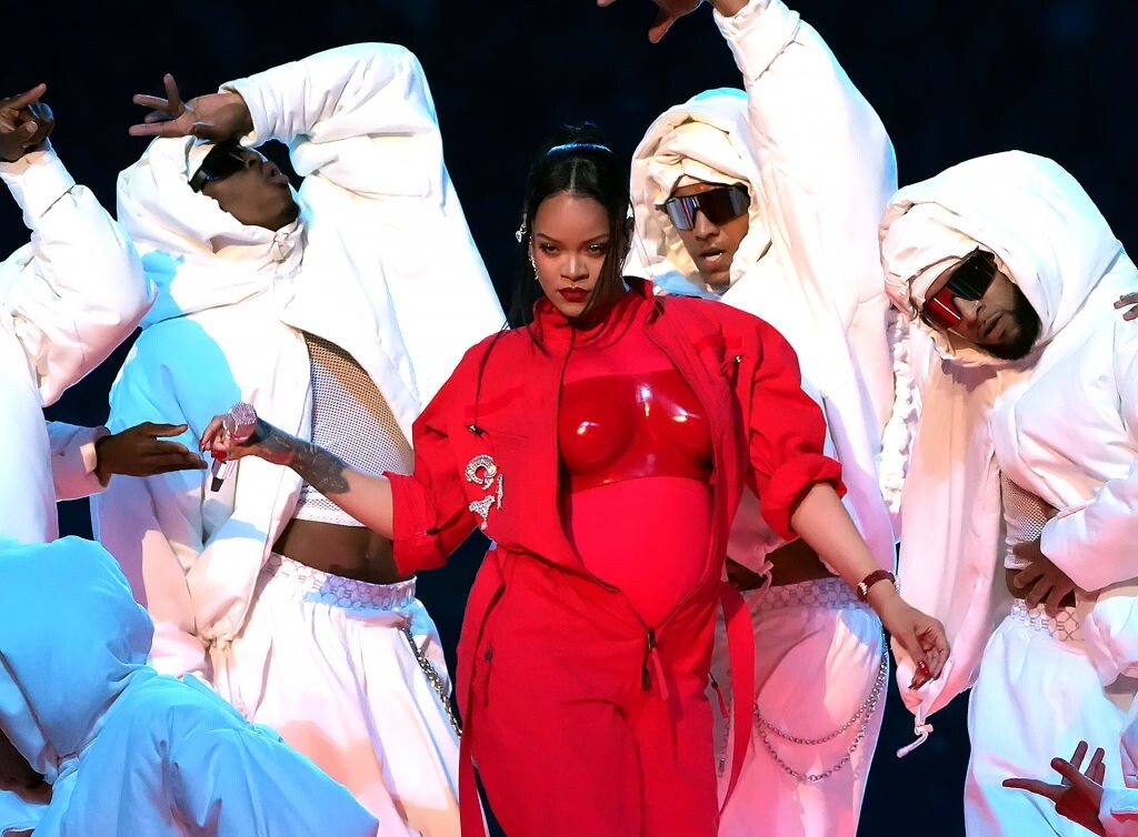 Rihanna超級盃（Super Bowl）以全紅色造型演出