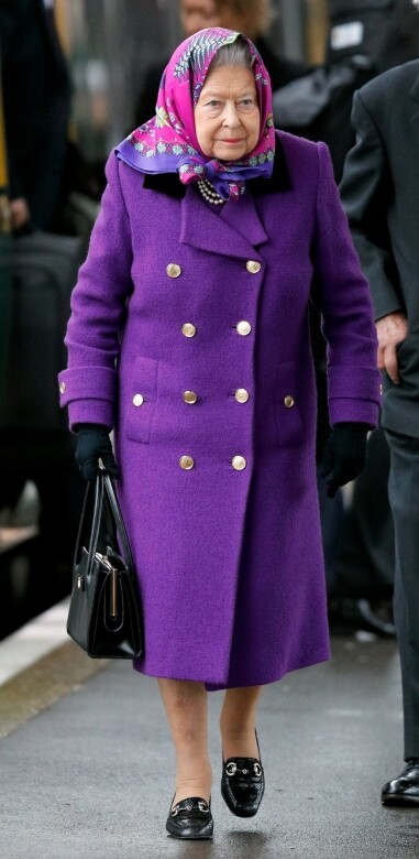 2017年12月，英女王從倫敦乘坐火車到目的地展開聖誕節假期，穿上一身紫