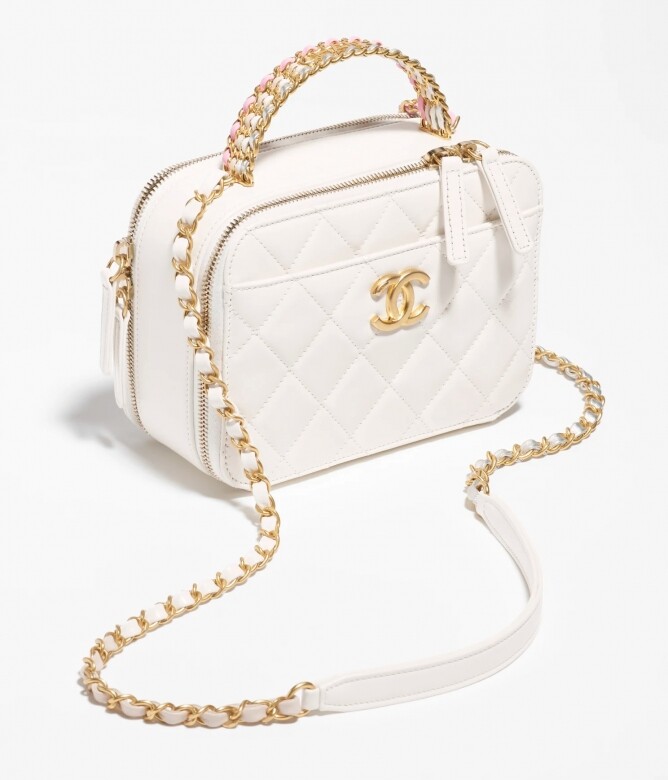 超級實用的長方形雙拉鏈Chanel Vanity case，適合愛用中型手袋的女生，金襯白穿皮鏈帶高貴迷人，金屬手挽上更有CHANEL一字，奢華又迷人。