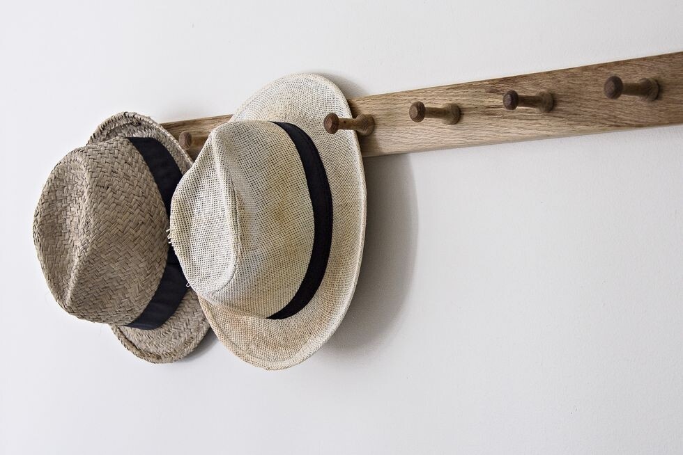 棒球帽、冷帽如何清洗？不同種類帽子清潔方法及不變形收納技巧