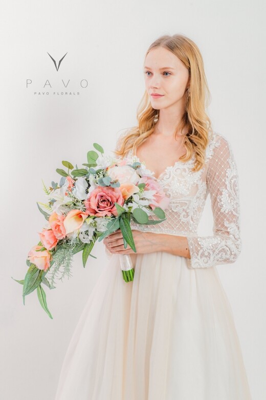 本地高級絲花品牌Pavo Florals提供一站式婚禮花藝選擇，包括新娘花球、姊妹兄